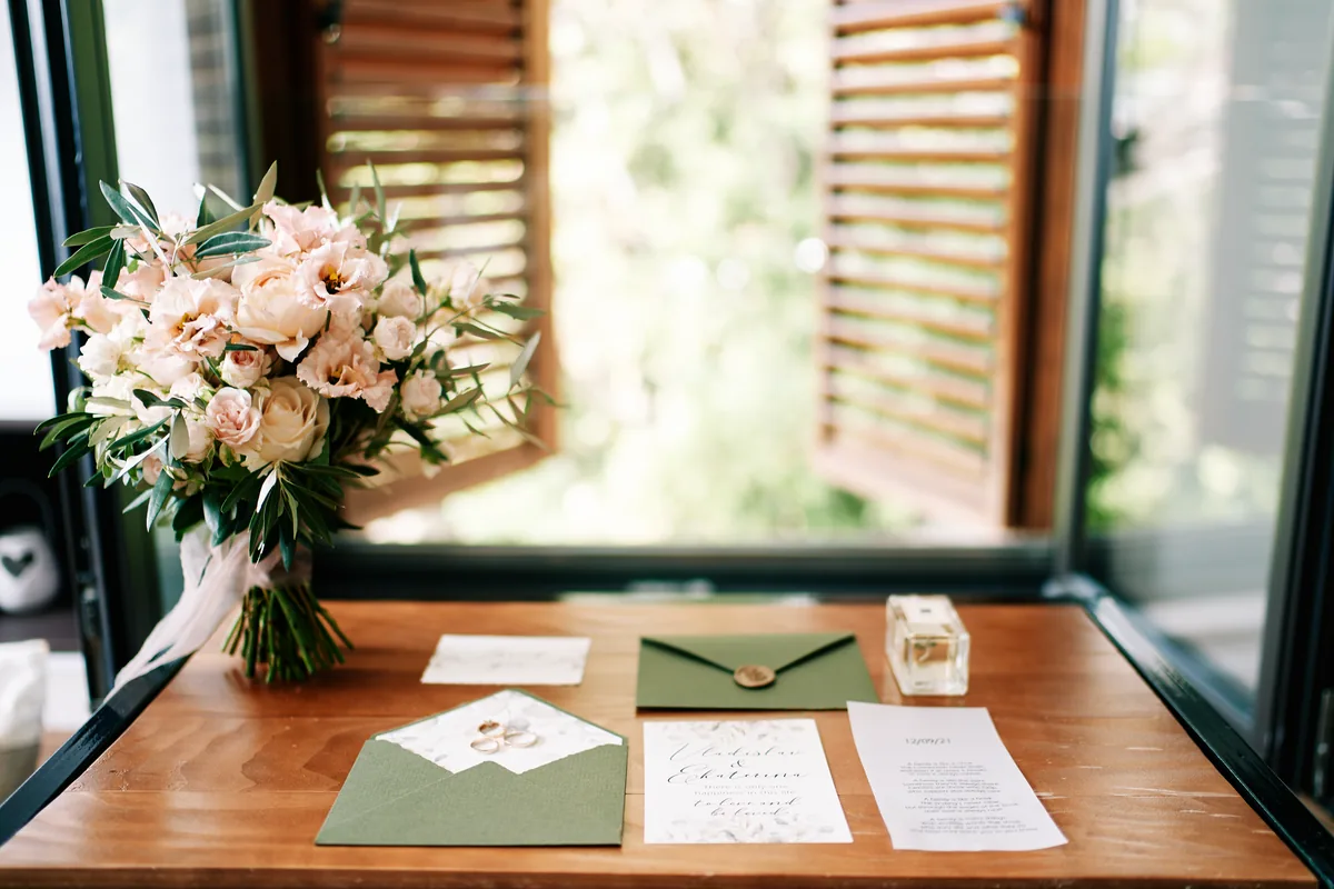 Invitație de nuntă cu un buchet de flori | Wedlio.app